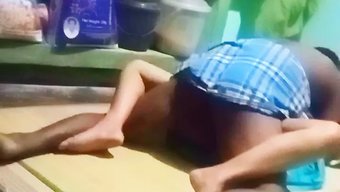 18-Jähriges Indisches Mädchen Zeigt Ihre Enge Muschi In Einem Dreier