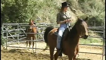 Rothaarige Cowgirl Wird Von Einem Großen Schwanz In Ihre Muschi Gefickt